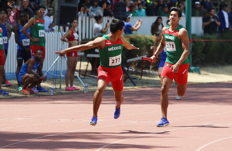 Atletas mexicanos en la pista de atletismo