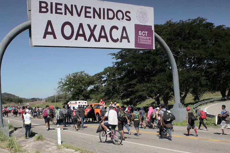 Migrantes caminan por una carretera en Oaxaca, México