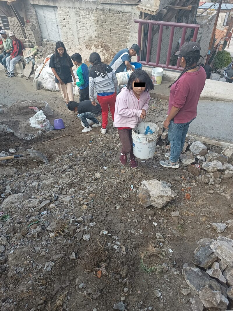 Niños trabajando en una obra de construcción