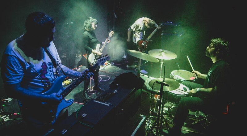 Banda de rock tocando en vivo