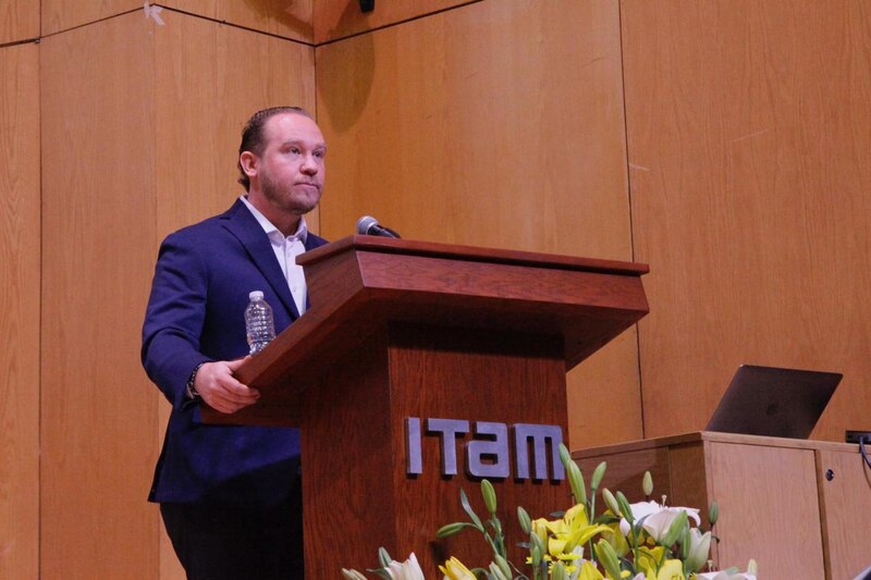 Empresario dando una conferencia en un podio