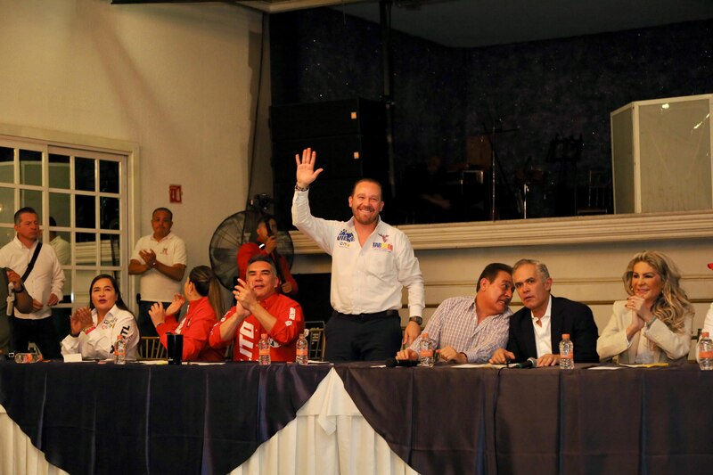 El político saluda a la multitud