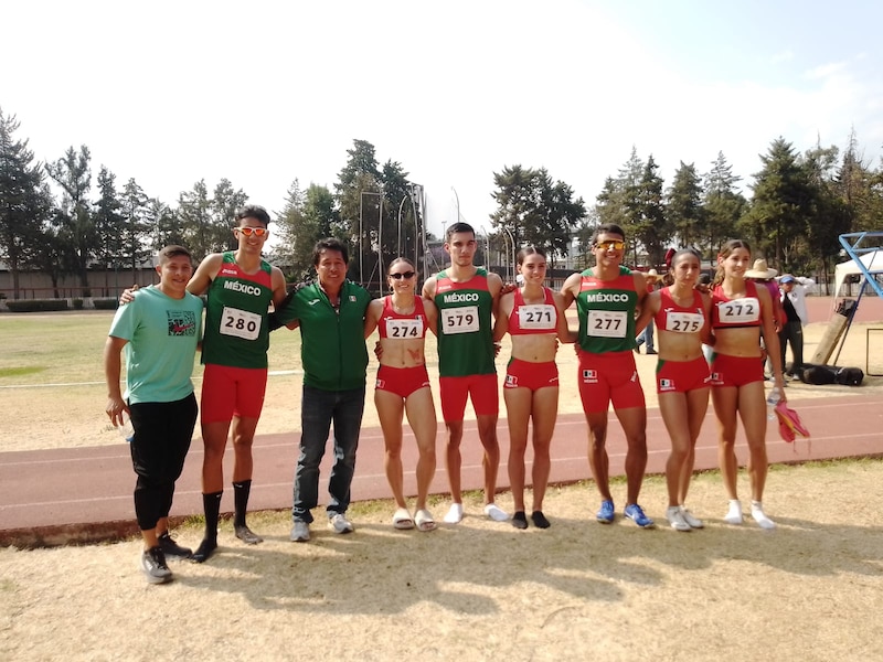 Atletas mexicanos en la pista de atletismo