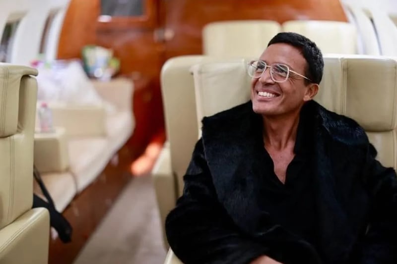 Omar Harfouch en su avión privado