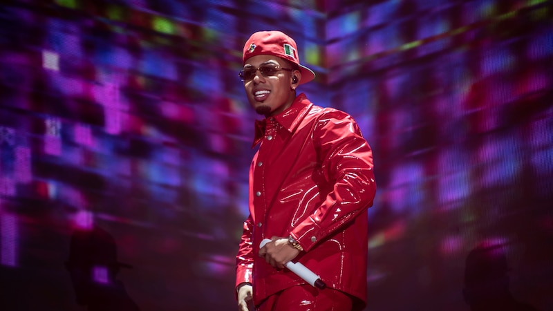 Ozuna, el artista puertorriqueño de música urbana, se presenta en concierto.