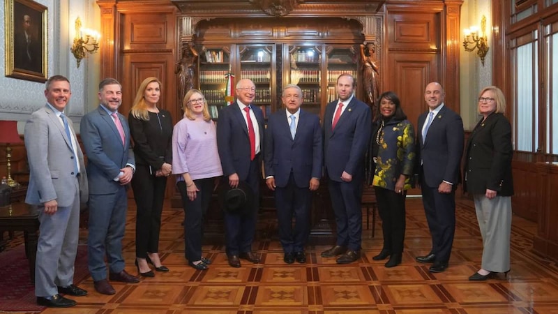 El presidente mexicano Andrés Manuel López Obrador se reúne con su gabinete en Palacio Nacional.