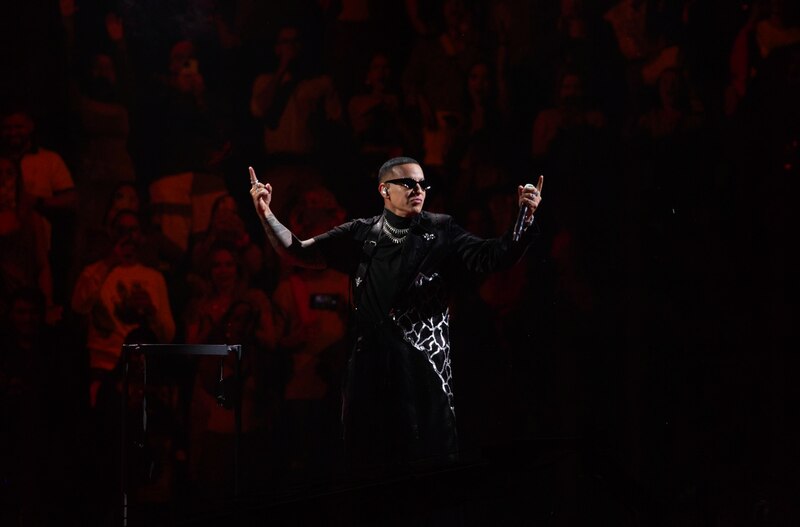 Maluma cantando en concierto