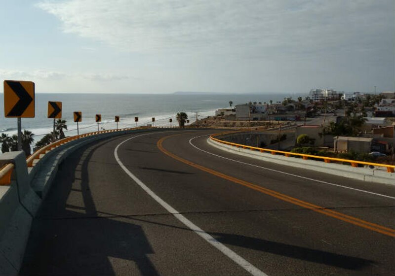 Curva en la carretera con vista al mar