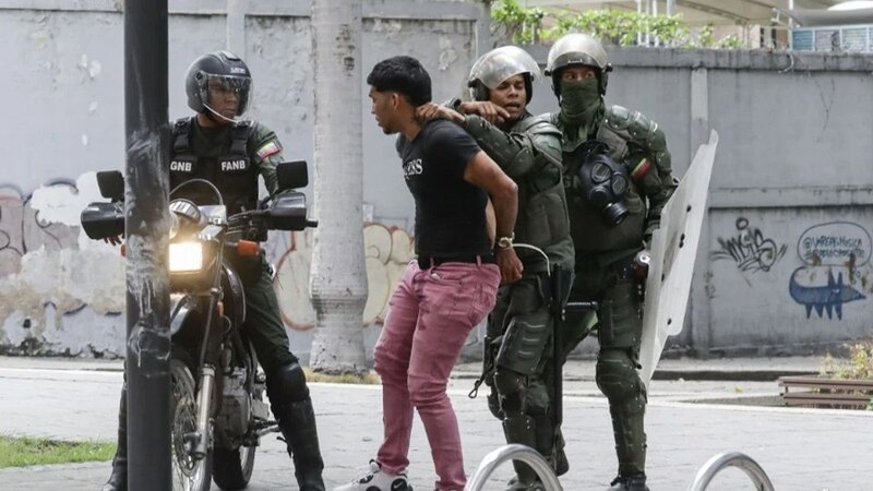 Guardia Nacional detiene a un manifestante en Caracas