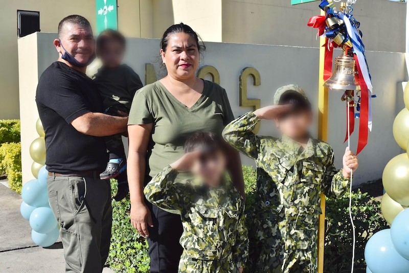 Rosmar y Alejandro, de 10 y 12 años, respectivamente, con el apoyo de especialistas del IMSS en Nayarit, tocaron la campana de la victoria al vencer el cáncer