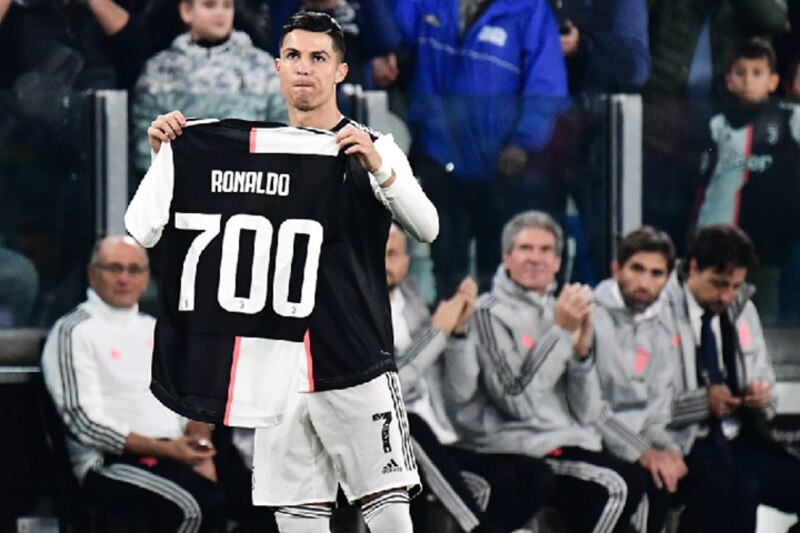 Cristiano Ronaldo celebra su gol 700 con la Juventus