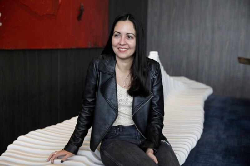 La mujer en la foto es una joven empresaria que está triunfando en el mundo de los negocios.