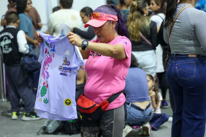 Corredoras y corredores acudieron a recibir su kit para participar en el XLII Maratón de la Ciudad de México Telcel, el cual también conmemora los 700 años de la fundación de México Tenochtitlán. Los orgullosos corredores mostraban su numero y muchos de ellos esperan mejorar sus marcas personales. La ruta de este año será del Estadio Olímpico Universitario y culminará en el Zócalo.