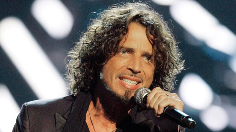 Eddie Vedder, vocalista de Pearl Jam, actúa en directo.