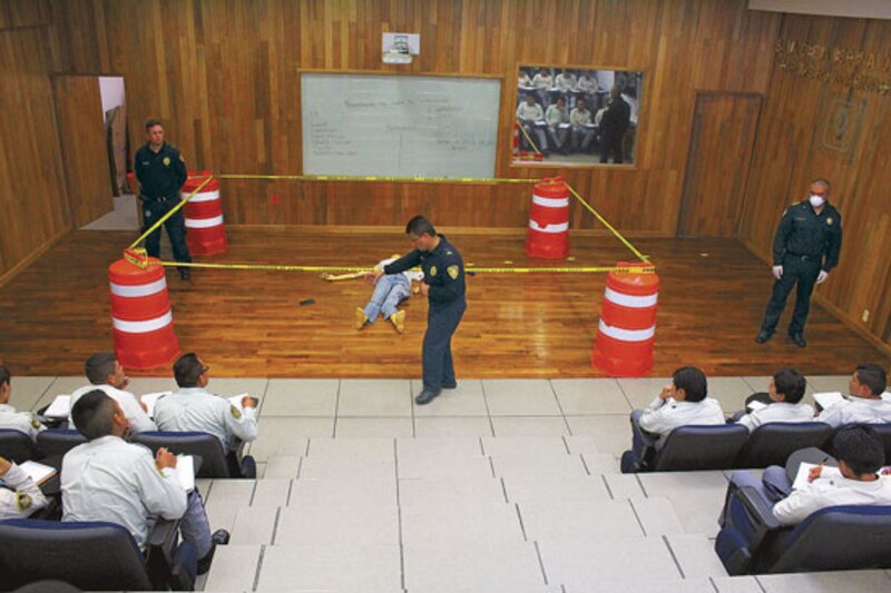 La policía científica investiga la escena de un crimen.