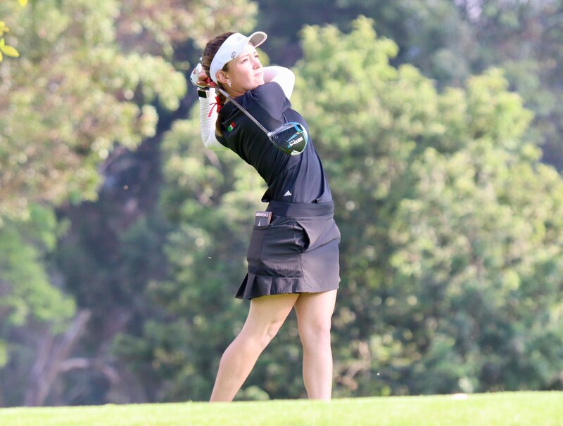 Golfista femenina en acción