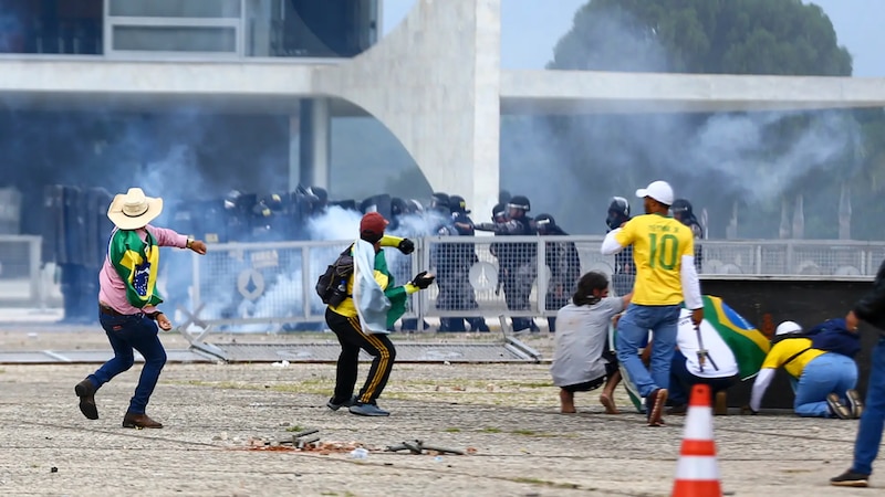 Enfrentamientos entre manifestantes y policías en Brasil