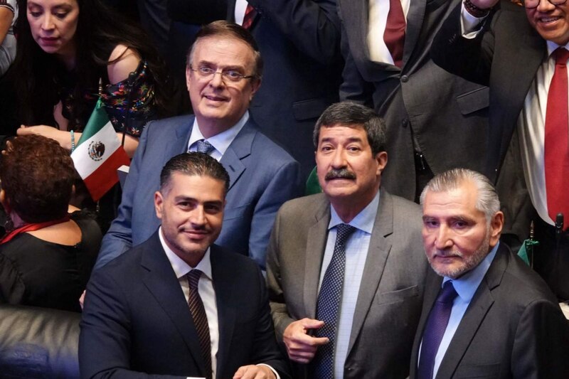 Políticos mexicanos sonríen para la foto