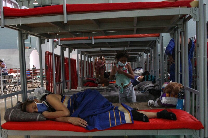Migrantes venezolanos duermen en un albergue en Colombia