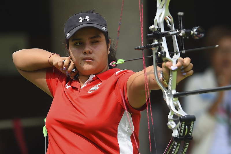 Arquera mexicana Mariana Avitia apunta con su arco durante una competencia.