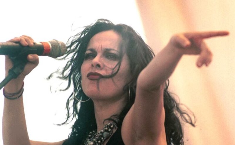 La cantante de rock Dolores O'Riordan en un concierto.