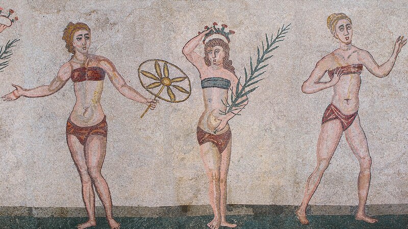 Mosaico romano de tres mujeres en bikini