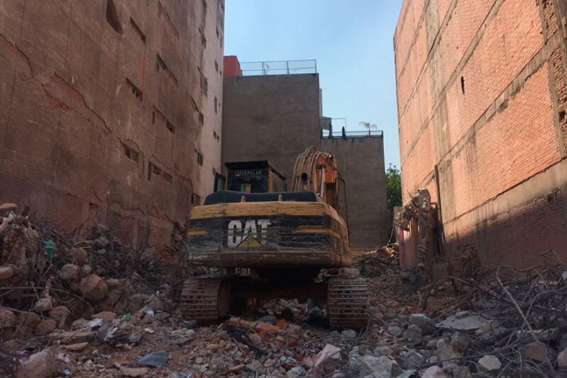 Excavadora en un solar urbano
