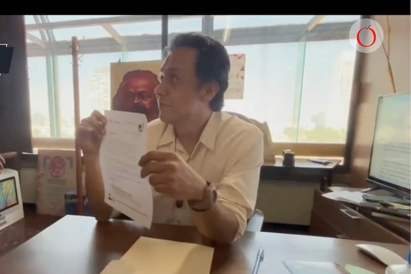 Luego de 5 días ‘atrincherado’ en la SEP, Marx Arriaga recibe el oficio para salir de las instalaciones