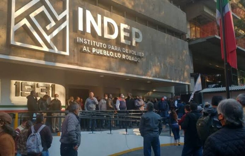 Protesta frente al Instituto para Devolver al Pueblo lo Robado