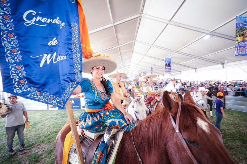desfile de escaramuzas en la feria de Texcoco