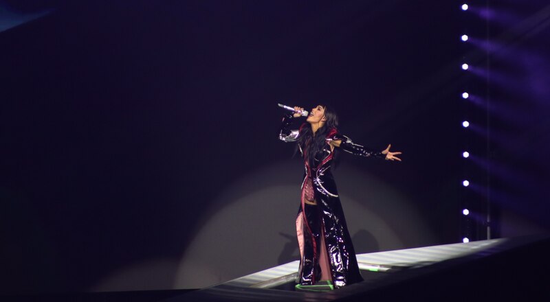 Karol G cantando en concierto