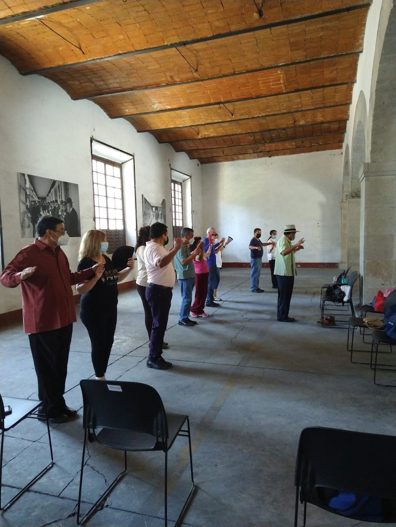 Talleristas impartiendo clases de arte y actividades culturales dentro de la Ex Fábrica de Pólvora, con la participación de niños y adultos.