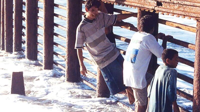 Niños jugando en un muelle