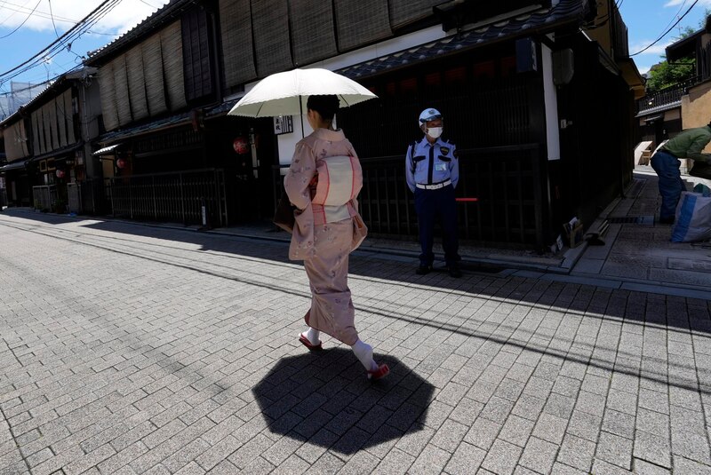 Mujer japonesa con kimono tradicional paseando por la calle