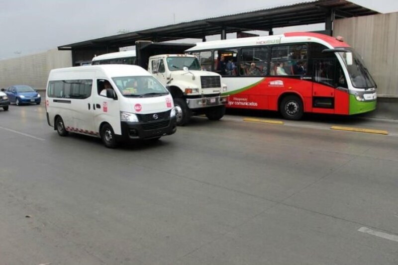 Autobús y microbús en una estación de autobuses