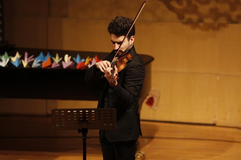 Violinista tocando en un concierto