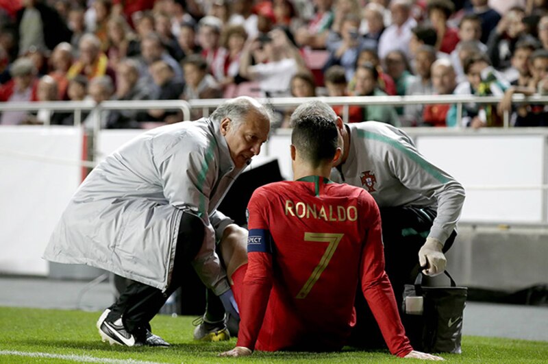 Cristiano Ronaldo se lesiona en el tobillo durante un partido de fútbol.