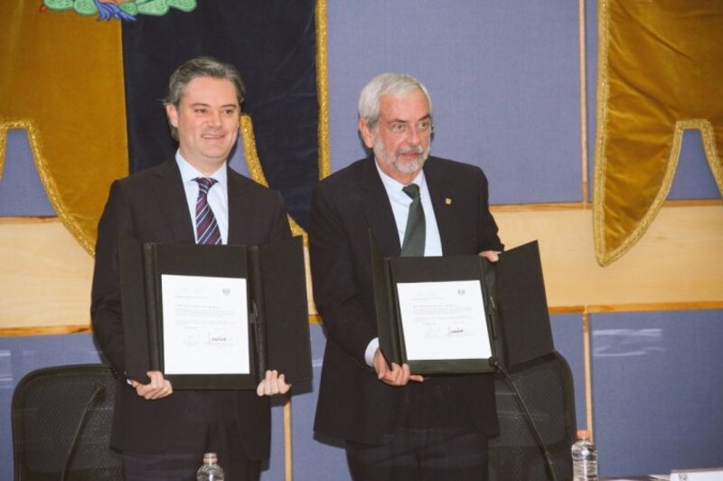 Firma de un convenio de colaboración entre la Universidad de Alicante y la Universidad Miguel Hernández