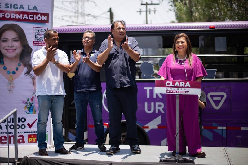 Clara Brugada, jefa de gobierno de la Ciudad de México, encabeza un mitin de campaña.