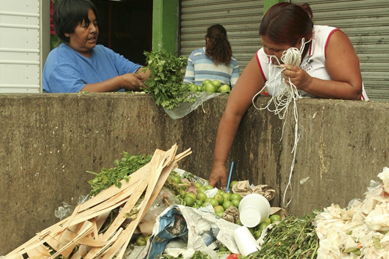 Mujeres indígenas en un mercado en Ecuador
