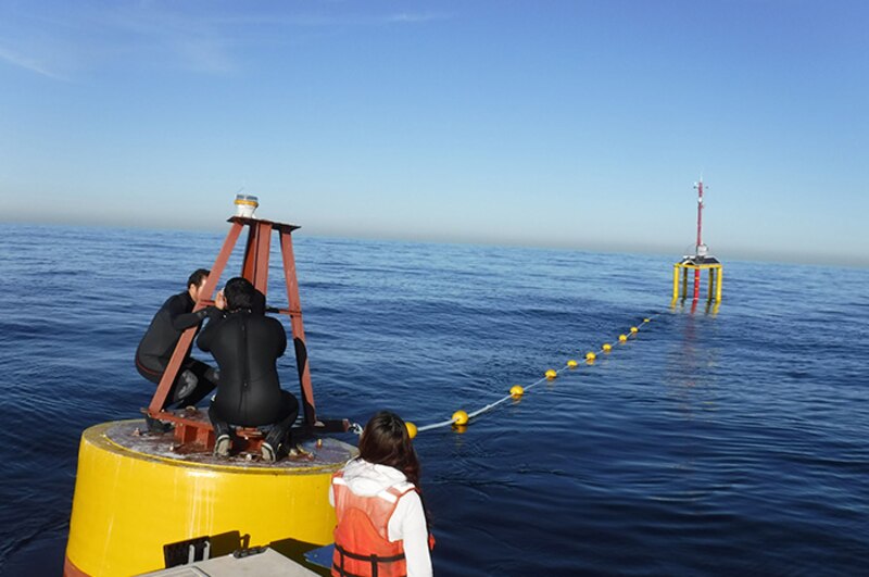 Científicos instalan una boya oceanográfica en el mar