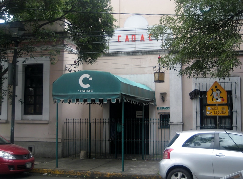 Fachada de un edificio con un letrero que dice "CADAC"