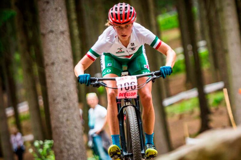 Joven ciclista de montaña en acción