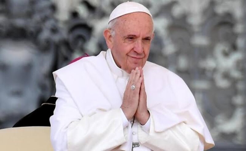 El Papa Francisco ora por la paz en el mundo