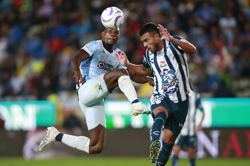 Jugadores de fútbol en acción durante un partido de la Liga MX.