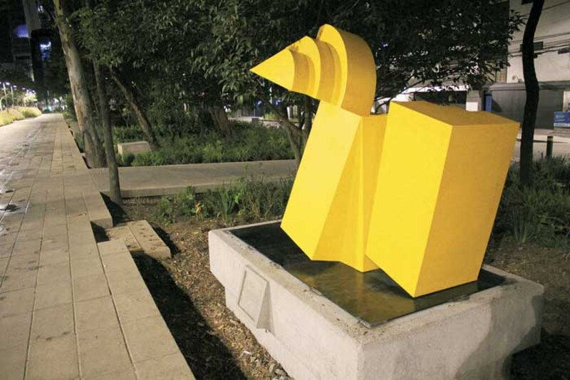 Escultura de metal en forma de ave