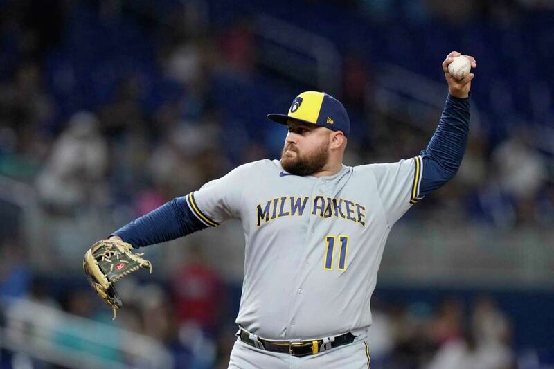 El lanzador de los Cerveceros de Milwaukee, Corbin Burnes, lanza la bola durante el partido contra los Marlins de Miami.