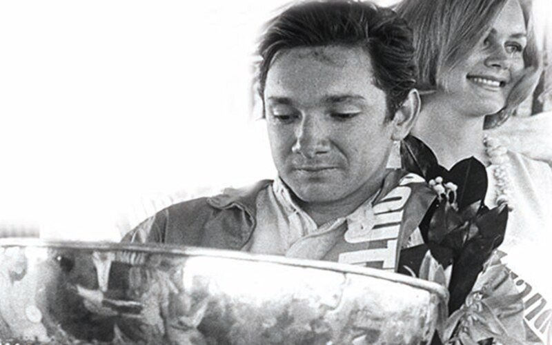 El piloto de Fórmula 1 Mario Andretti celebra su victoria en el Gran Premio de España de 1971.