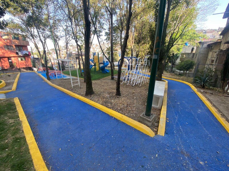 Parque infantil con suelo de caucho azul