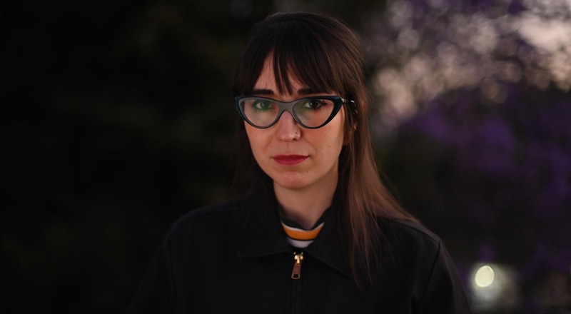 Retrato de una mujer joven con gafas